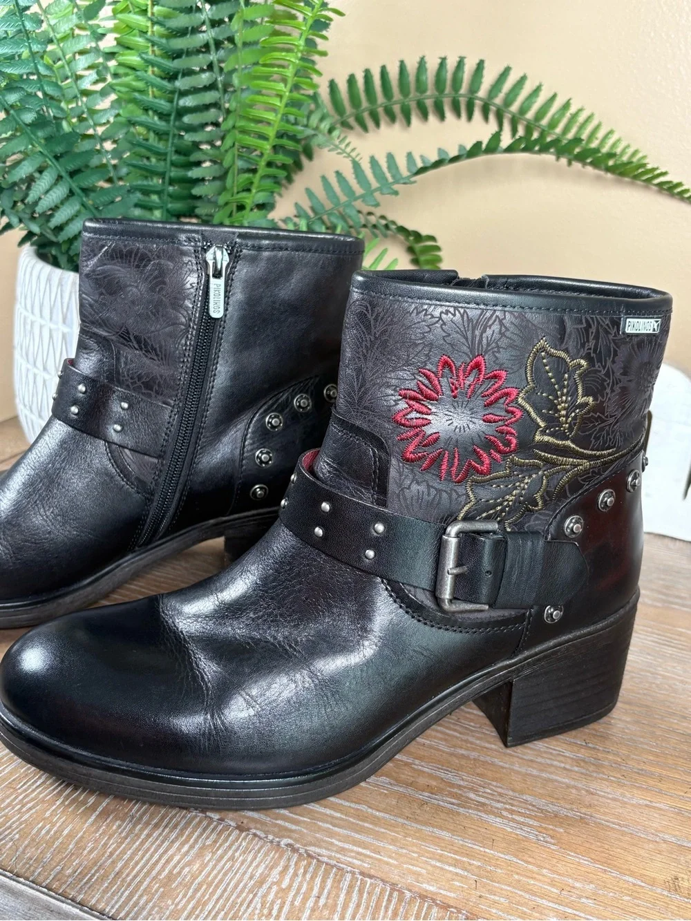 Pikolinos Lyon W6N ankle booties feature intricate red floral embroidery Sz 9.5